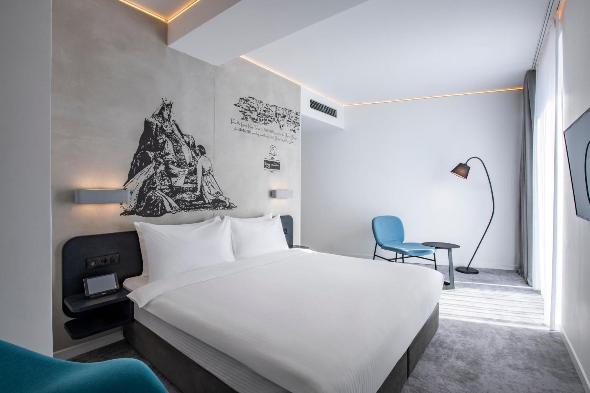 Golden Tulip Design Tbilisi Otel Oda fotoğraf