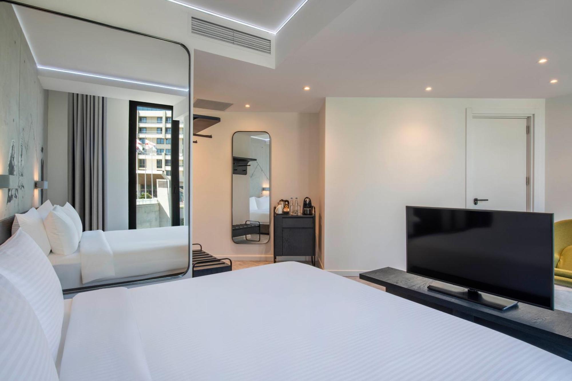 Golden Tulip Design Tbilisi Otel Oda fotoğraf