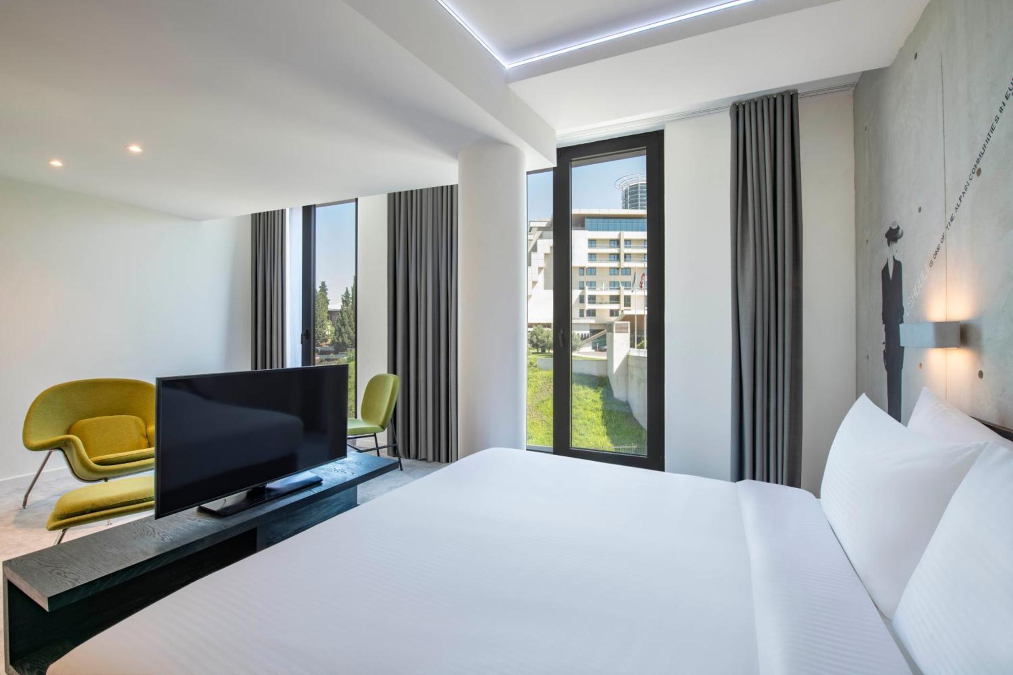 Golden Tulip Design Tbilisi Otel Oda fotoğraf
